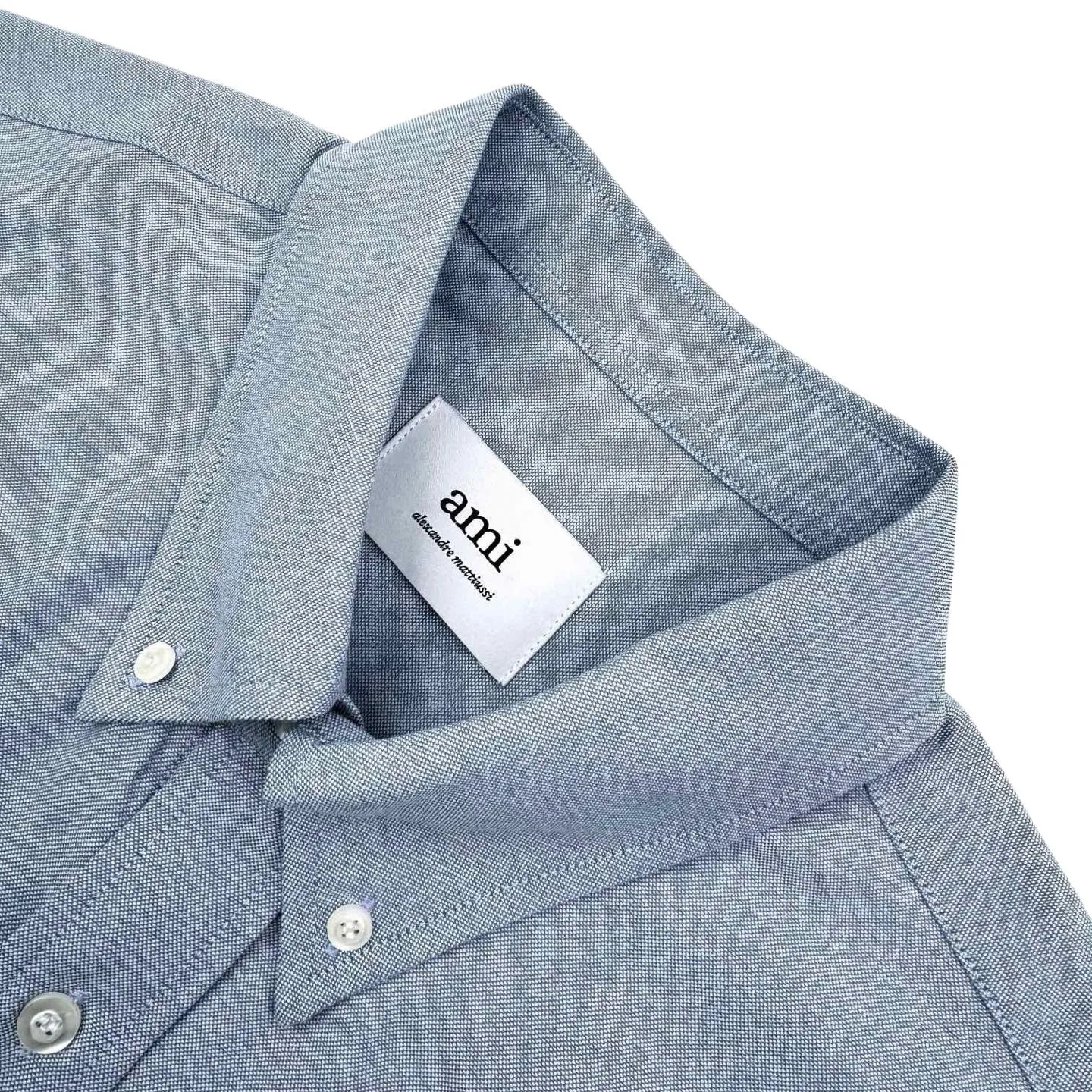 Ami Paris love embroidered short-sleeved shirt (gray blue). The original purchase was . The fabric is made of custom-made luxury Oxford cloth. It has excellent texture and is comfortable and close to the skin. The elegant gray and blue charm is quiet and elegant. A bright red love heart jumps out on the chest and is embellished like a work of art. It is casual yet exquisite. It is the ultimate simplification of color and conveys the love and persistence of life. The minimalist shape contains the soul of fashion and adopts imported machine embroidery technology. Using advanced computer control systems and precision mechanical components, Ami's love embroidery work is realized with high precision. The lines are smooth and delicate, and the fabrics have been washed. It has a better hand feel and texture, is not easy to deform, is not easy to shrink, is not easy to fade, and maintains long-term beauty. Size:S-M-L-XL